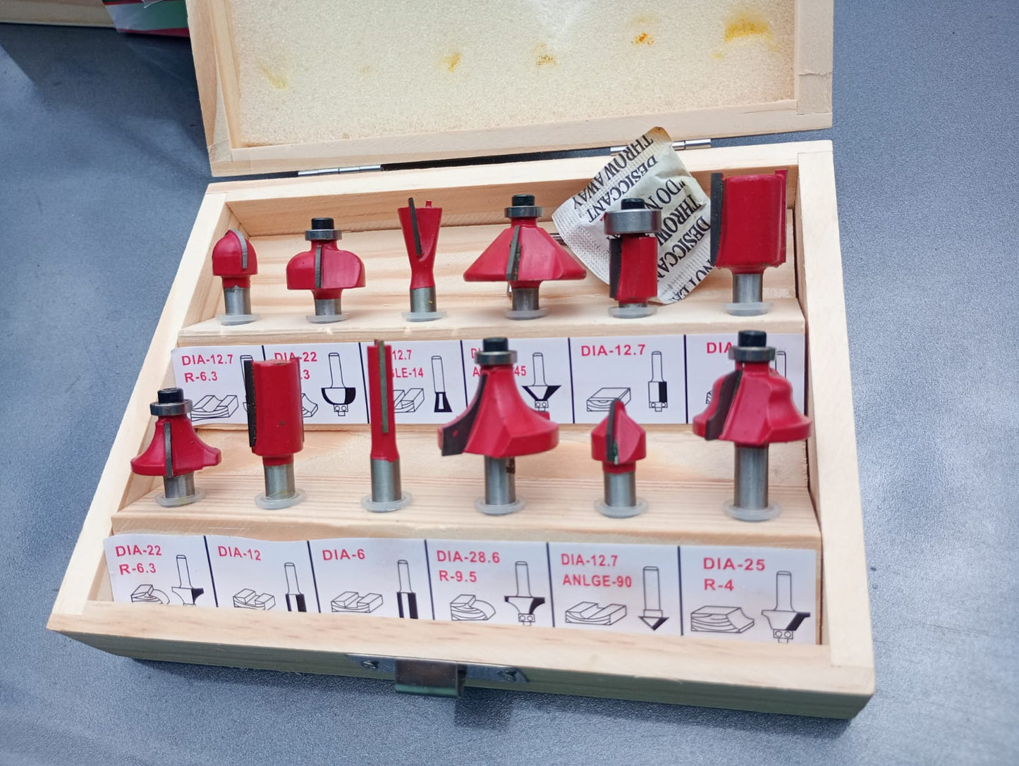 KIT DE CUCHILLAS PARA ROUTER DE 1/4 DE 12 PIEZAS