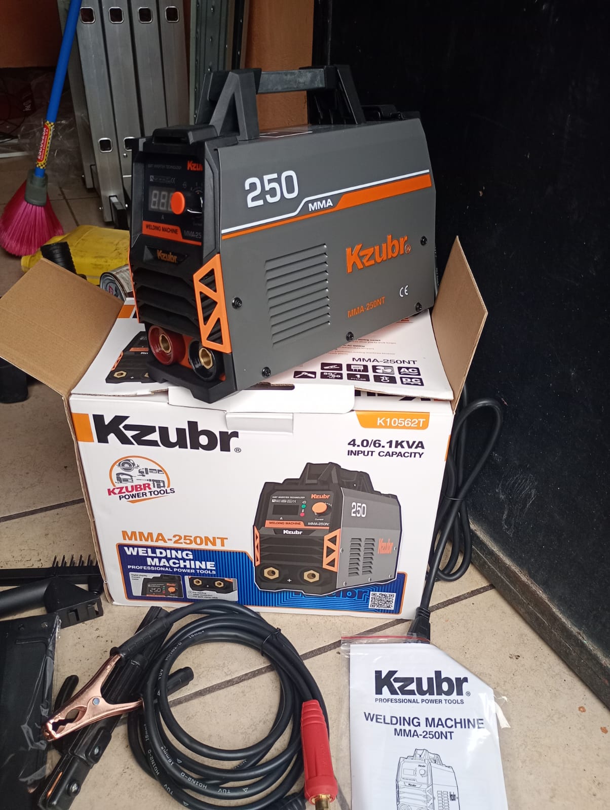 SOLDADORA INVERTER KZUBR DE 250 AMPERIOS