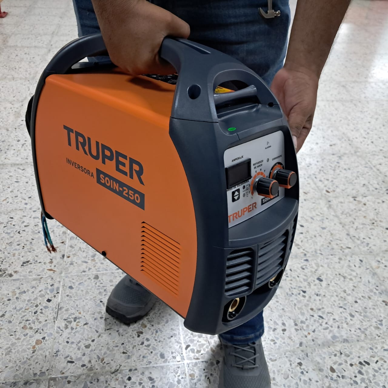 SOLDADORA INVERTER TRUPER DE 250 AMPERIOS