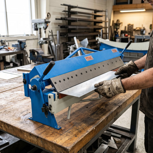 Sheet Metal Bender / Pan & Box Brake — Estilo de Vida - Producto en Uso | Generated by Modelize