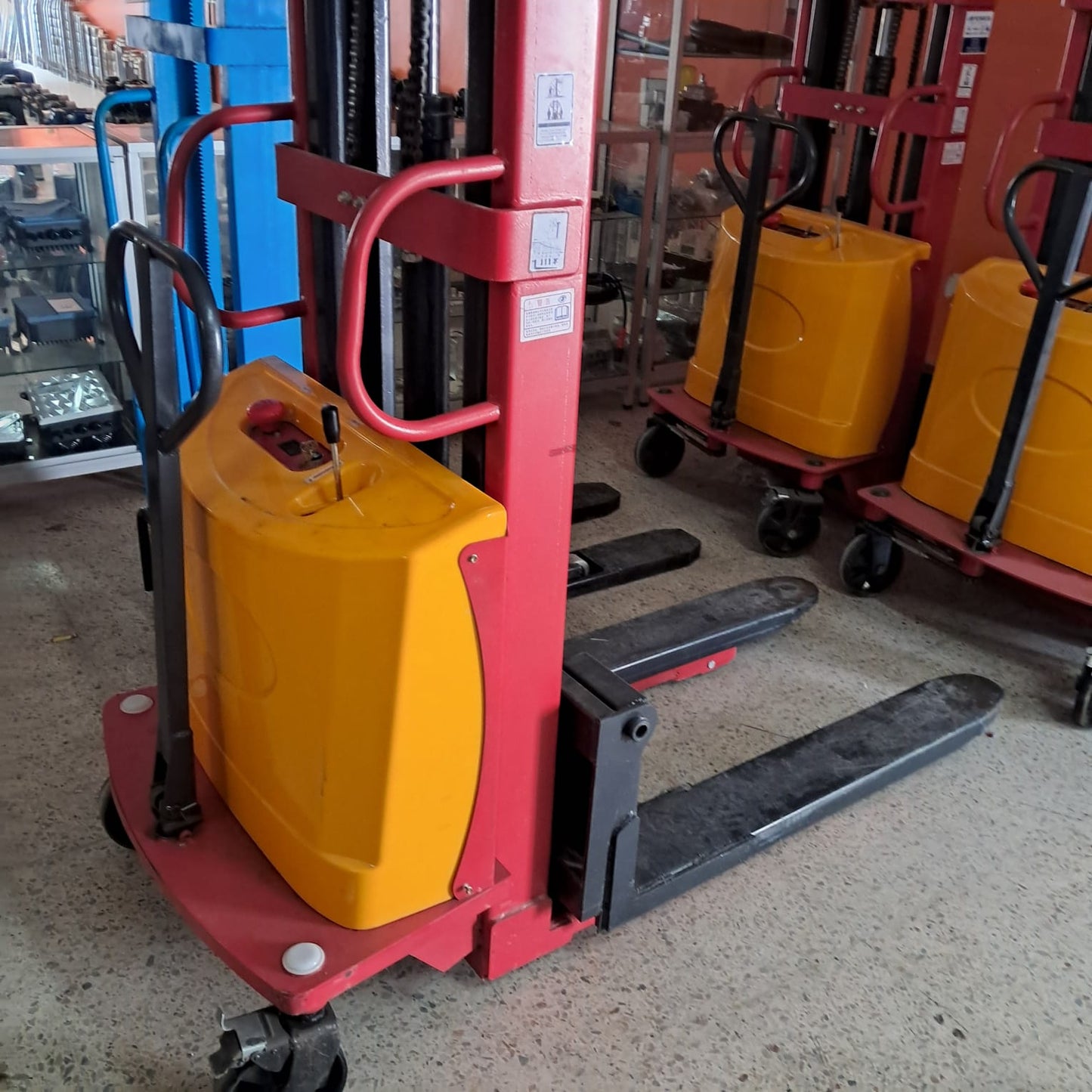 MONTACARGAS ELECTRICO DE 2.5 TONELADAS