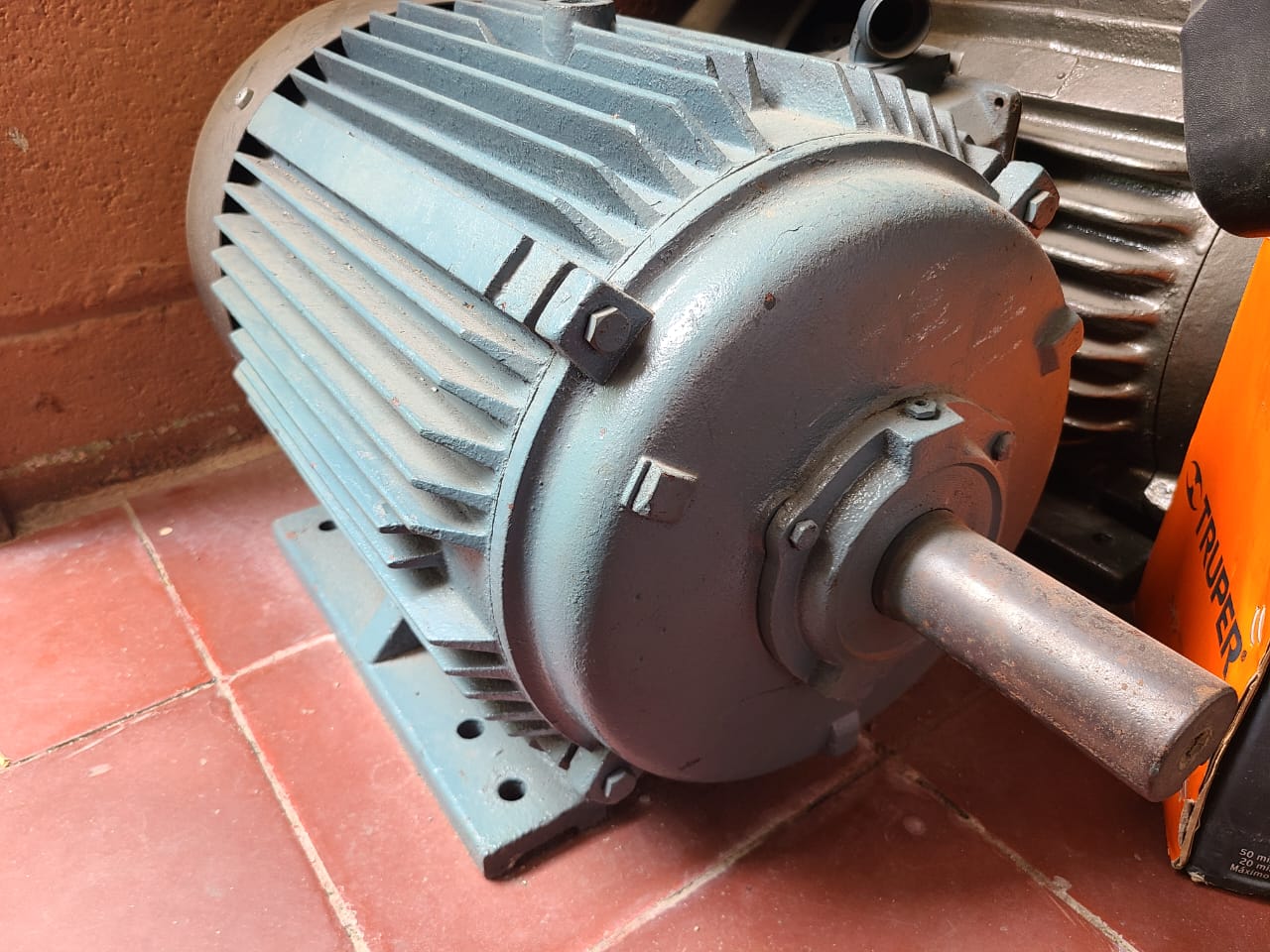 MOTOR TRIFASICO DE 25 HP