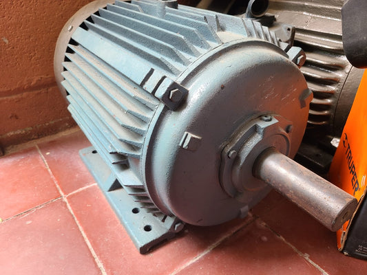 MOTOR TRIFASICO DE 25 HP