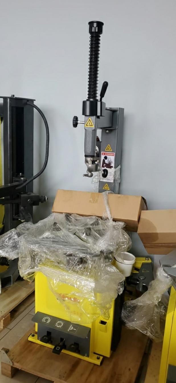 DESMONTADORA DE LLANTAS PARA RINES DE 12 A 22