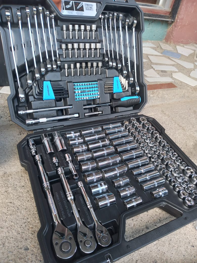 JUEGO DE LLAVES Y CUBOS DE 200 PIEZAS