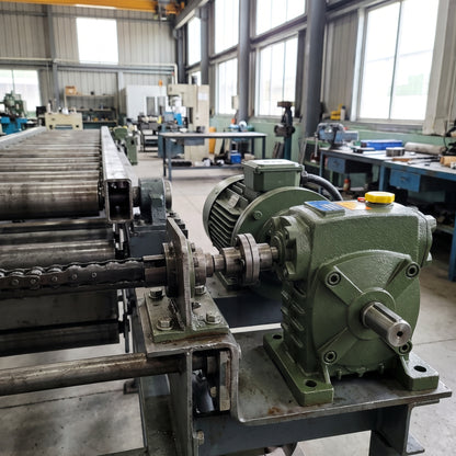 Industrial Worm Gearbox / Speed Reducer — Estilo de Vida - Producto en Uso | Generated by Modelize
