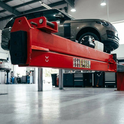 Heavy-duty 5.5-ton hydraulic vehicle lift — Estilo de Vida - Producto en Uso | Generated by Modelize