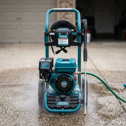 Gas-powered pressure washer — Estilo de Vida - Producto en Uso | Generated by Modelize