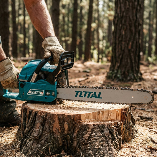 Gas-powered chainsaw — Estilo de Vida - Producto en Uso | Generated by Modelize